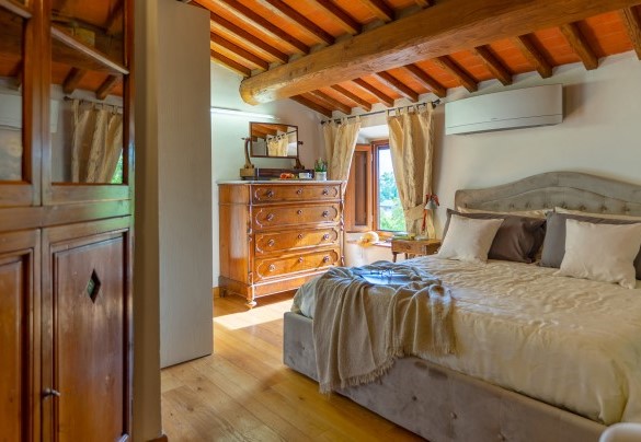Double bedroom n.3 with pool view, first floor main building - Podere Giardino 