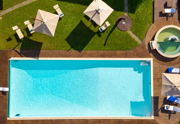 The rectangular pool, lined in PVC and equipped with submerged steps for access to the water, measures 8 x 20 m - Podere Giardino