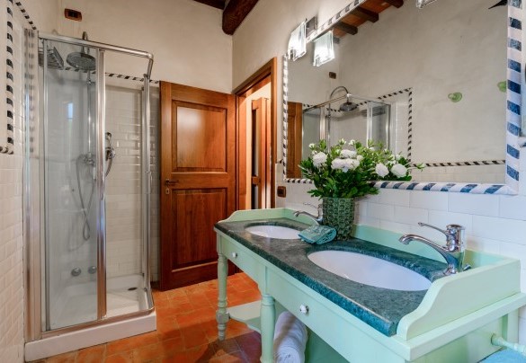 Bagno n.7 con doppio lavabo al piano terra in appartamento 1 annesso 2 – Podere Giardino