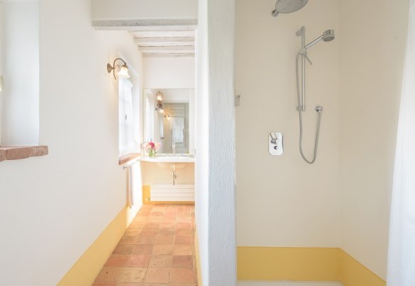 The en-suite bathroom n.5 with a shower in the annex on the ground floor - Podere Gragnano