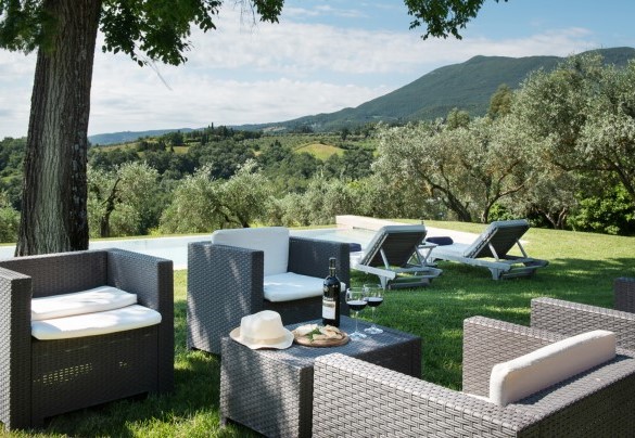 The pool's sunbathing area - Podere Gragnano