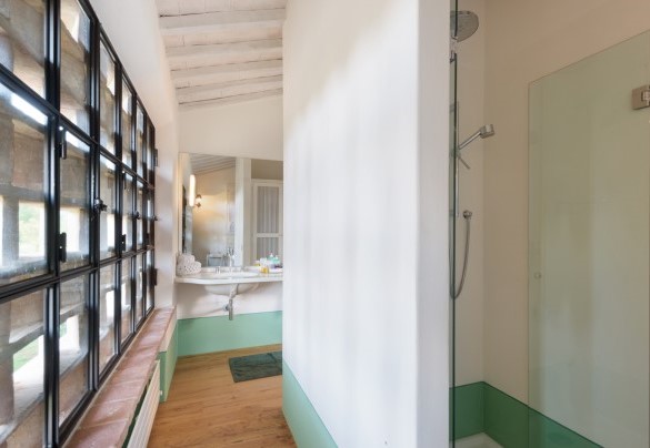 The en-suite bathroom n.6 with a shower in the annex on the first floor - Podere Gragnano