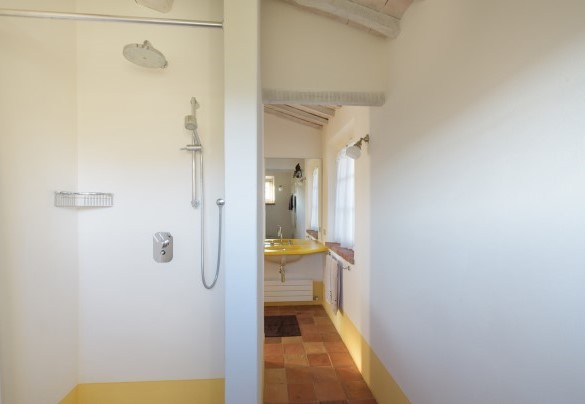The en-suite bathroom n.4 with a shower in the annex on the ground floor - Podere Gragnano