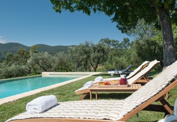 Sunbeds, loungers, and umbrellas are just 10 meters from the tub - Podere Gragnano