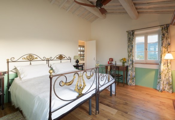 The double bedroom with king size bed (divisible) n.6 with en-suite bathroom with shower n.6 - Podere Gragnano