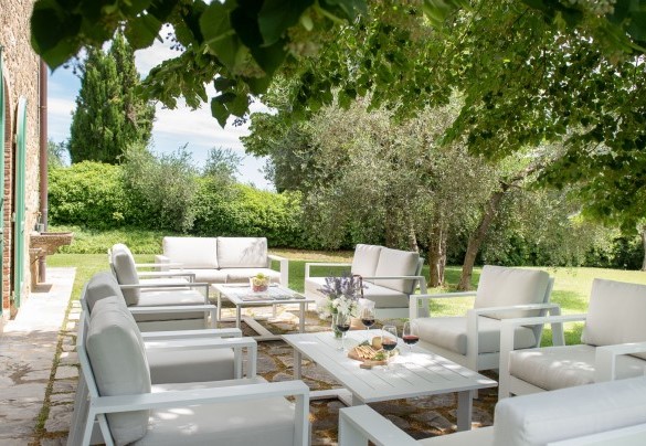 The relaxation area next to the villa - Podere Gragnano