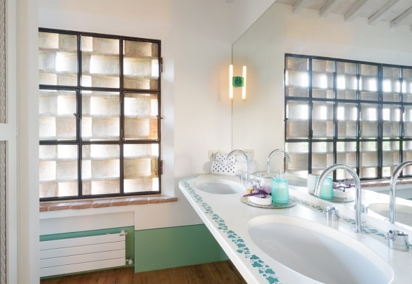 The en-suite bathroom n.6 with a shower in the annex on the first floor - Podere Gragnano