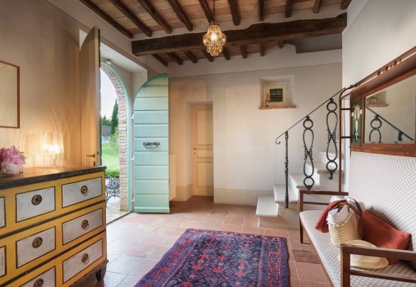 The stairs in front of the entrance lead to the upper floors - Podere Gragnano