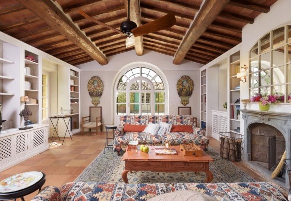 The stylishly furnished TV lounge - Podere Gragnano