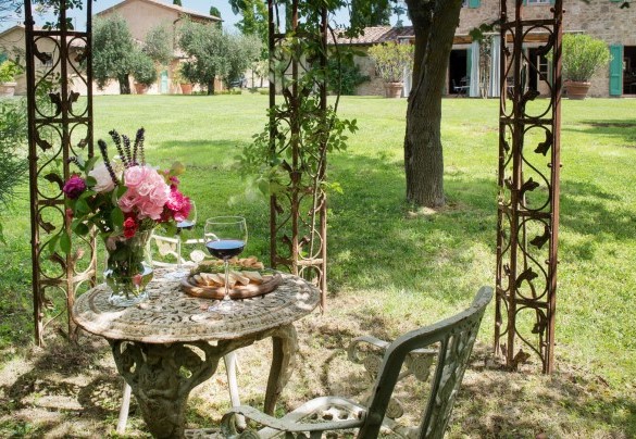 The enchanting circular iron gazebo - Podere Gragnano
