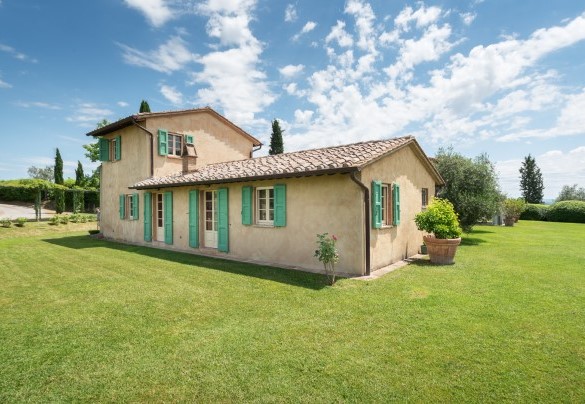 Areas of soft English lawn surround the house - Podere Gragnano