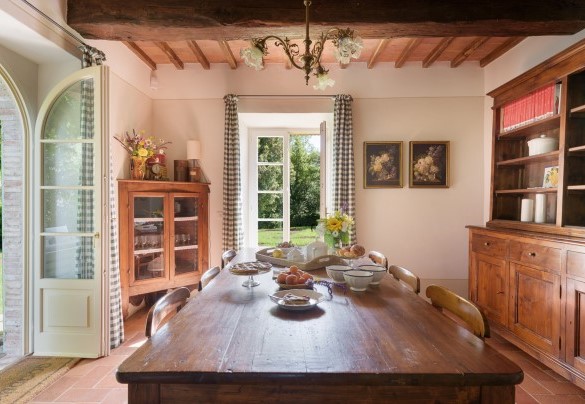 A dining table completes the kitchen - Podere Gragnano