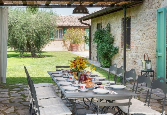 The enchanting gazebo is perfect for outdoor lunches - Podere Gragnano
