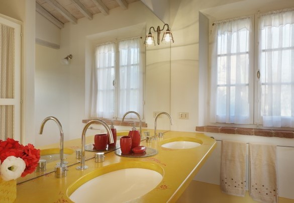 The en-suite bathroom n.4 with a shower in the annex on the ground floor - Podere Gragnano