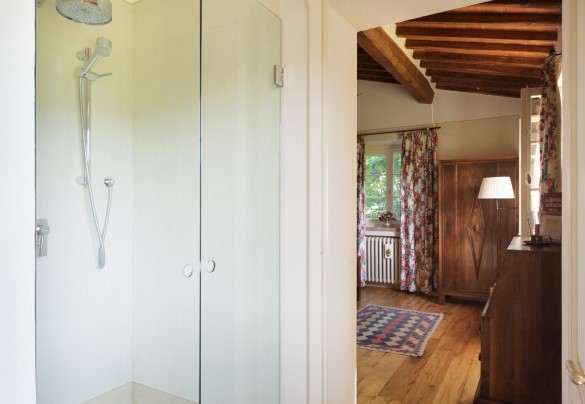 The en-suite bathroom n.2 with a shower - Podere Gragnano