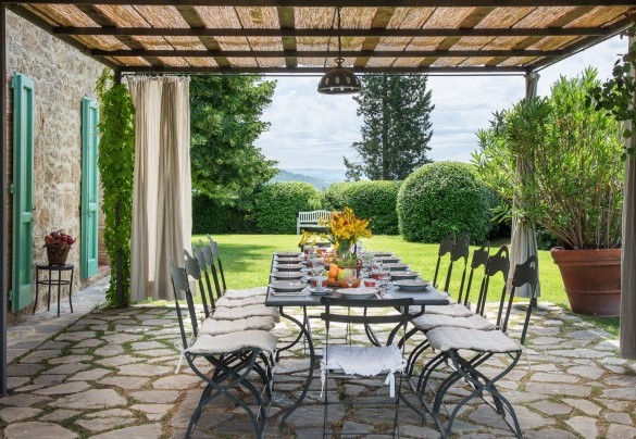 The enchanting gazebo is perfect for outdoor lunches - Podere Gragnano