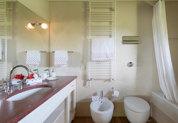 The charming bathroom n.1 with a bathtub - Podere Gragnano