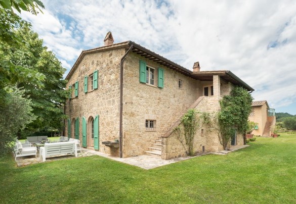 The unmistakable style of the villa dominated by stone - Podere Gragnano