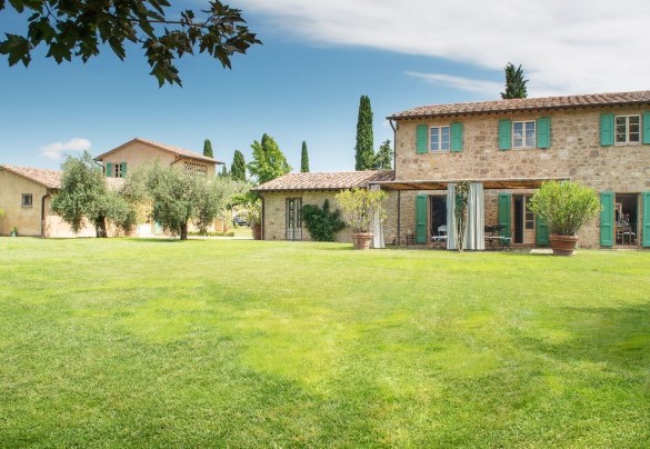 Areas of soft English lawn surround the house - Podere Gragnano