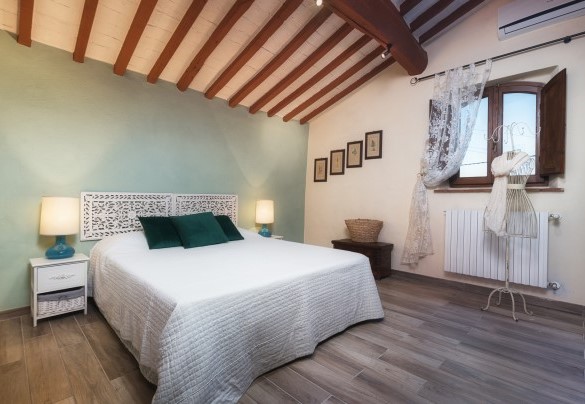 Double bedroom no. 2 on the first floor with ensuite bathroom with shower – Podere Il Chiesino
