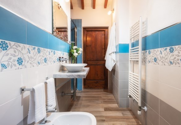 Bathroom no. 4 with shower on the first floor, ensuite at the family suite no. 4 – Podere Il Chiesino