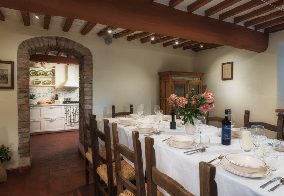 Large dining room connecting with the kitchen – Podere Il Chiesino