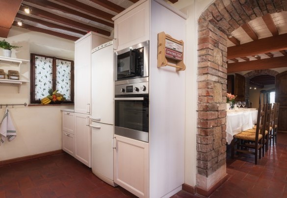 Large, modern and well-equipped kitchen connecting with the dining room – Podere Il Chiesino