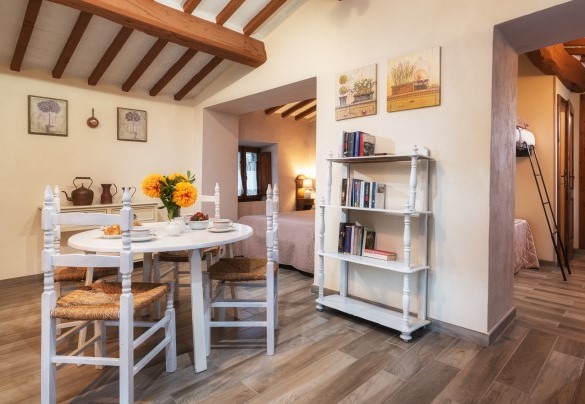 Family suite no. 4 on the first floor with a double bedroom, a separate room with two bunk beds and a kitchenette with fridge and TV – Podere Il Chiesino