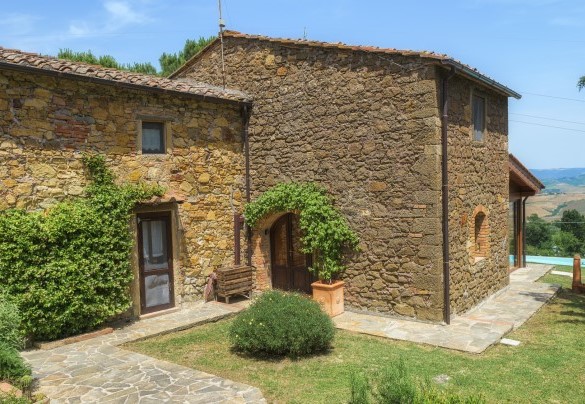 The house is adorned with luxuriant creepers – Podere Il Chiesino