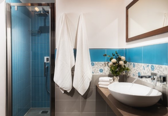 Bathroom no. 2 with shower on the first floor, ensuite at the double bedroom no. 2 – Podere Il Chiesino