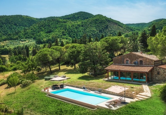 The beautiful garden surrounding the property extends for 500 sq m over an area of 20 hectares of land – Podere Il Chiesino