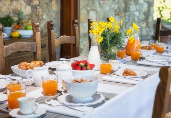 Comfortable dining table in the glass-enclosed veranda – Podere Il Chiesino