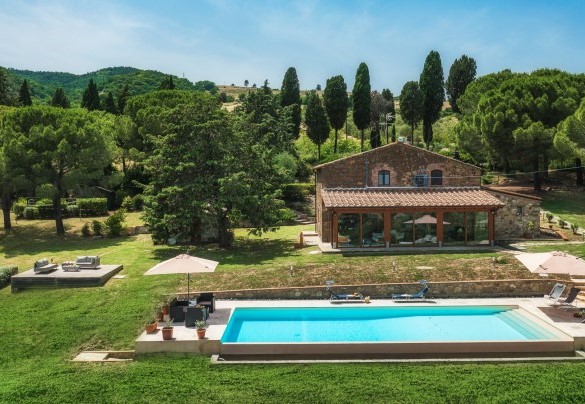 The villa presents itself as a typical Tuscan rustic-style farmhouse in stone – Podere Il Chiesino