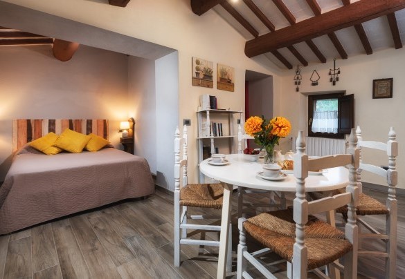 Family suite no. 4 on the first floor with a double bedroom, a separate room with two bunk beds and a kitchenette with fridge and TV – Podere Il Chiesino
