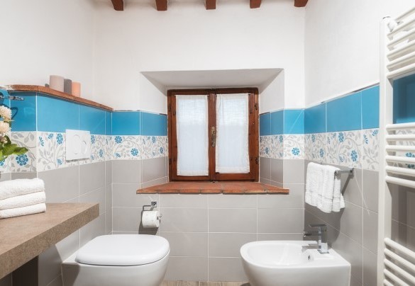 Bathroom no. 2 with shower on the first floor, ensuite at the double bedroom no. 2 – Podere Il Chiesino