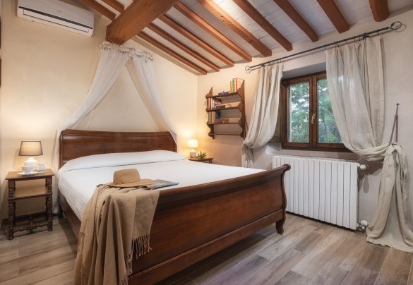 Double bedroom no. 3 on the first floor with ensuite bathroom with shower – Podere Il Chiesino