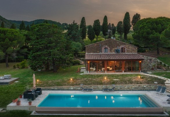 The pride of this property is the veranda: a large room, flooded with light and enclosed by large windows – Podere Il Chiesino