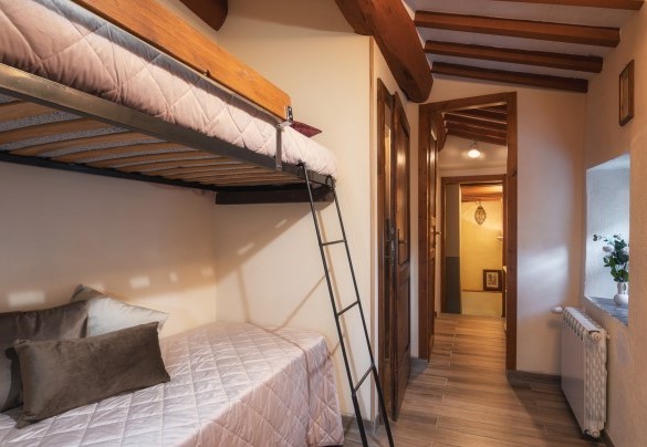 Family suite no. 4 on the first floor with a double bedroom, a separate room with two bunk beds and ensuite bathroom with shower – Podere Il Chiesino