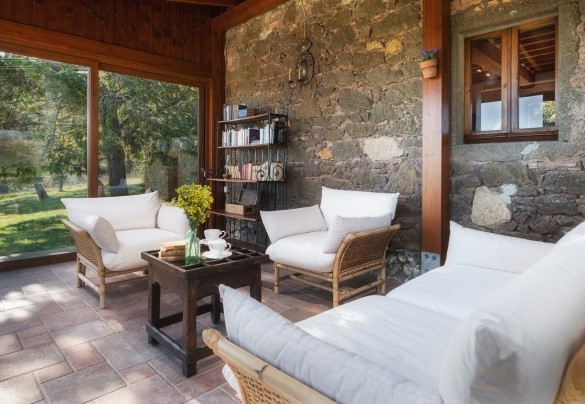 Comfortable sitting area in the glass-enclosed veranda – Podere Il Chiesino