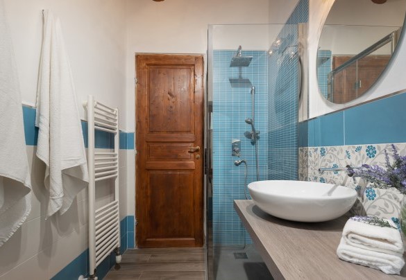 Bathroom no. 3 with shower on the first floor, ensuite at the double bedroom no. 3 – Podere Il Chiesino