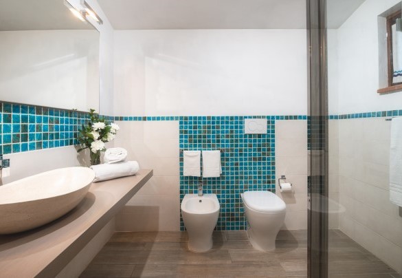 Bathroom no. 1 with shower serving the ground floor double bedroom no. 1 – Podere Il Chiesino