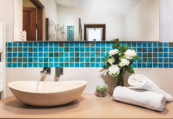 Bathroom no. 1 with shower serving the ground floor double bedroom no. 1 – Podere Il Chiesino