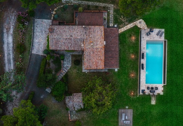 The rectangular infinity pool, with submerged steps for access to the water; measures 13 x 5 m with a depth varying from 1 to 1,50 m – Podere Il Chiesino