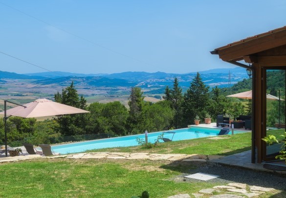 The swimming pool is located behind the property, in front of the veranda – Podere Il Chiesino