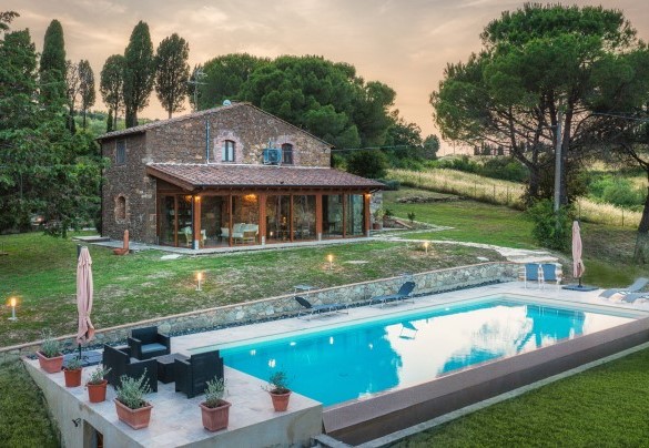The whole garden is covered in lawn and trees, such as pines, olives and firs, that provide many areas of shade – Podere Il Chiesino