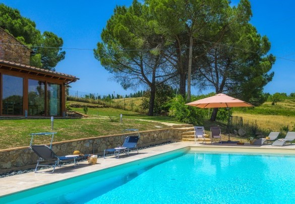 The pool is on terracing below the level of the house and can be reached via a path and then a few stone steps – Podere Il Chiesino