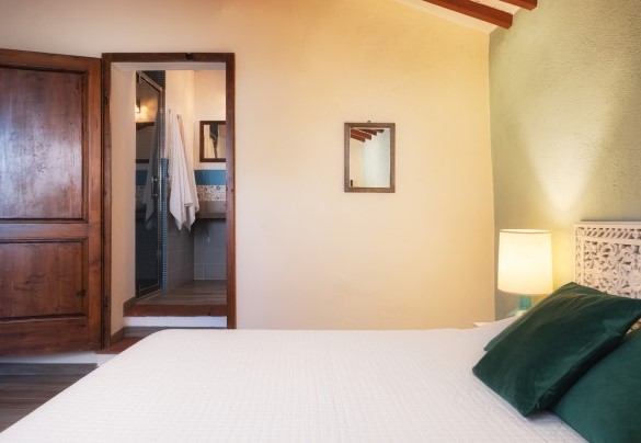 Double bedroom no. 2 on the first floor with ensuite bathroom with shower – Podere Il Chiesino