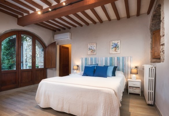 Double bedroom no. 1 on the ground floor with direct access to the garden – Podere Il Chiesino