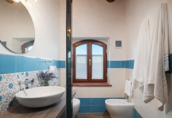 Bathroom no. 3 with shower on the first floor, ensuite at the double bedroom no. 3 – Podere Il Chiesino