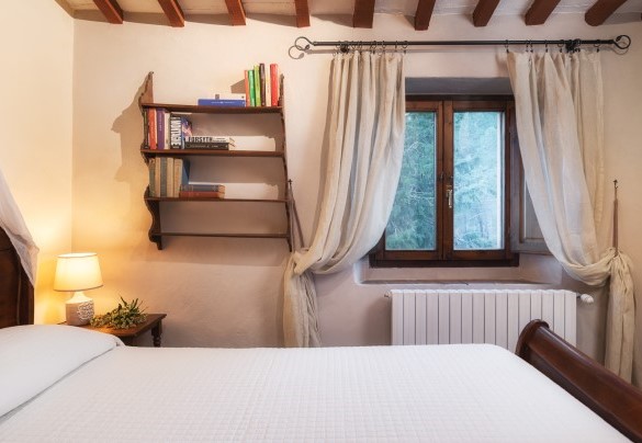 Double bedroom no. 3 on the first floor with ensuite bathroom with shower– Podere Il Chiesino